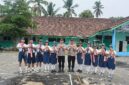 Jajaran Polsek Buay Madang Timur yang dipimpin Kanit Samapta Ipda Alim Susilo, bersama Kanit Binmas Bripka Ari Wicaksono, berfoto bersama dengan para petugas upacara dari siswa SMP Charitas 03 di Desa Karang Tengah, Kecamatan Buay Madang Timur, Kabupaten OKU Timur.