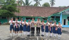 Jajaran Polsek Buay Madang Timur yang dipimpin Kanit Samapta Ipda Alim Susilo, bersama Kanit Binmas Bripka Ari Wicaksono, berfoto bersama dengan para petugas upacara dari siswa SMP Charitas 03 di Desa Karang Tengah, Kecamatan Buay Madang Timur, Kabupaten OKU Timur.