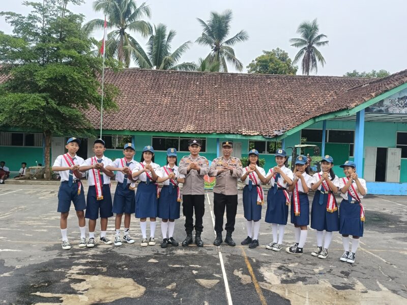 Jajaran Polsek Buay Madang Timur yang dipimpin Kanit Samapta Ipda Alim Susilo, bersama Kanit Binmas Bripka Ari Wicaksono, berfoto bersama dengan para petugas upacara dari siswa SMP Charitas 03 di Desa Karang Tengah, Kecamatan Buay Madang Timur, Kabupaten OKU Timur.
