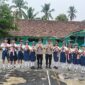 Jajaran Polsek Buay Madang Timur yang dipimpin Kanit Samapta Ipda Alim Susilo, bersama Kanit Binmas Bripka Ari Wicaksono, berfoto bersama dengan para petugas upacara dari siswa SMP Charitas 03 di Desa Karang Tengah, Kecamatan Buay Madang Timur, Kabupaten OKU Timur.