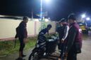 Personel Timsus Macan Putih Polsek Buay Madang Timur, Polres OKU Timur, menghentikan dan memeriksa pengendara sepeda motor saat menggelar patroli hunting kamtibmas.