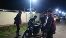 Personel Timsus Macan Putih Polsek Buay Madang Timur, Polres OKU Timur, menghentikan dan memeriksa pengendara sepeda motor saat menggelar patroli hunting kamtibmas.