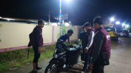 Personel Timsus Macan Putih Polsek Buay Madang Timur, Polres OKU Timur, menghentikan dan memeriksa pengendara sepeda motor saat menggelar patroli hunting kamtibmas.
