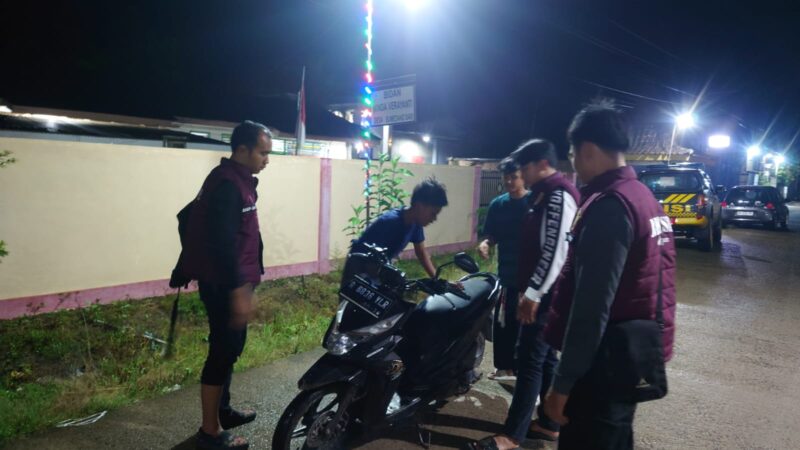 Personel Timsus Macan Putih Polsek Buay Madang Timur, Polres OKU Timur, menghentikan dan memeriksa pengendara sepeda motor saat menggelar patroli hunting kamtibmas.