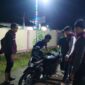 Personel Timsus Macan Putih Polsek Buay Madang Timur, Polres OKU Timur, menghentikan dan memeriksa pengendara sepeda motor saat menggelar patroli hunting kamtibmas.