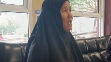 Foto : Nenek Juro saat berada di Polres Palembang