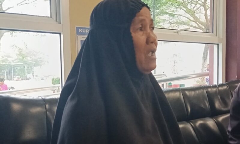 Foto : Nenek Juro saat berada di Polres Palembang 