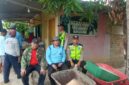 Personel Polsek Buay Madang Timur, Aipda Khoirul Alkaf dan Brigadir Rusendi Ardianto, duduk bersama warga saat menggelar kegiatan sambang dialogis di Desa Tanjung Agung, Kecamatan Buay Madang Timur, Kabupaten OKU Timur.