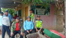 Personel Polsek Buay Madang Timur, Aipda Khoirul Alkaf dan Brigadir Rusendi Ardianto, duduk bersama warga saat menggelar kegiatan sambang dialogis di Desa Tanjung Agung, Kecamatan Buay Madang Timur, Kabupaten OKU Timur.