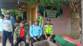 Personel Polsek Buay Madang Timur, Aipda Khoirul Alkaf dan Brigadir Rusendi Ardianto, duduk bersama warga saat menggelar kegiatan sambang dialogis di Desa Tanjung Agung, Kecamatan Buay Madang Timur, Kabupaten OKU Timur.