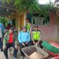 Personel Polsek Buay Madang Timur, Aipda Khoirul Alkaf dan Brigadir Rusendi Ardianto, duduk bersama warga saat menggelar kegiatan sambang dialogis di Desa Tanjung Agung, Kecamatan Buay Madang Timur, Kabupaten OKU Timur.