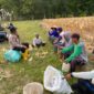 Jaga kedekatan dengan masyarakat, Kapolsek Buay Madang Timur Iptu Swisspo duduk bersama petani yang sedang beristirahat memanen jagung di Desa Tambak Boyo, OKU Timur.