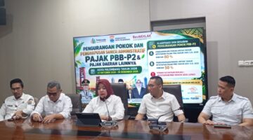 Kepala Bapenda Palembang Jamiah Haryanti saat menggelar konferensi pers di Bapenda Palembang.