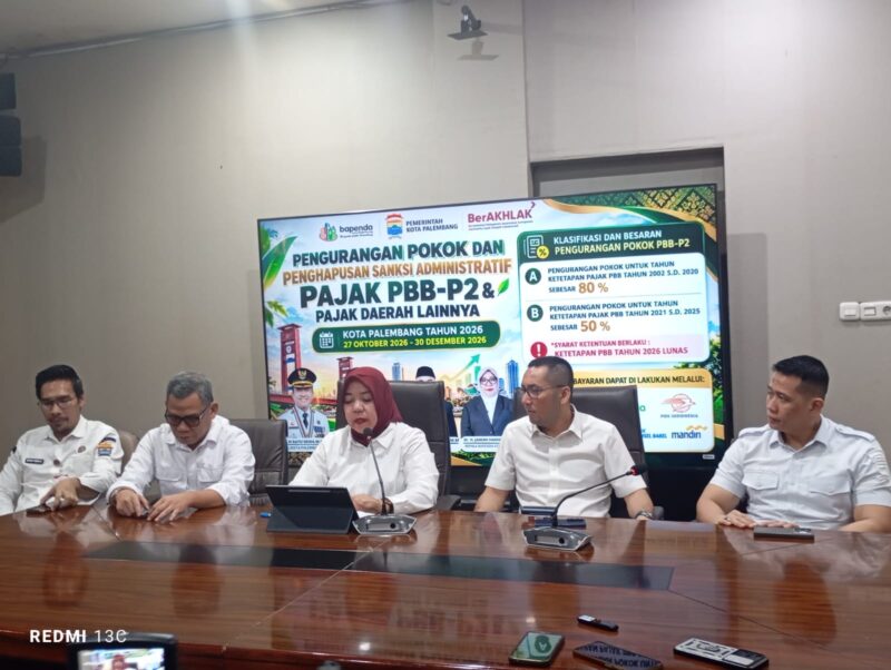 Kepala Bapenda Palembang Jamiah Haryanti saat menggelar konferensi pers di Bapenda Palembang.