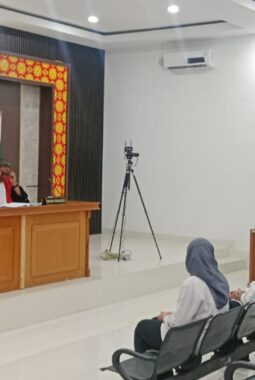 Titin Rita Lestari dan Angga Didakwa, Dugaan Pengurangan Temuan Smartboard Diungkap KPK