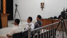 Saat ketiga terdakwa Jalani sidang perdana di PN Tipikor Palembang, Rabu (28/10/2026)