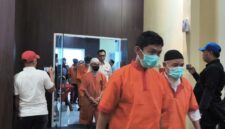 Para tersangka saat dihadirkan dalam press release di Polda Sumsel.