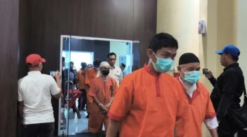 Para tersangka saat dihadirkan dalam press release di Polda Sumsel.