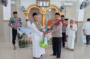 Kapolsek Buay Madang Timur (BMT) Iptu Swisspo, menyerahkan bantuan alat kebersihan secara simbolis kepada pengurus Masjid Nurul Yaqin di Desa Tanjung Mas, Kecamatan Buay Madang Timur, Kabupaten OKU Timur.