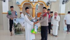 Kapolsek Buay Madang Timur (BMT) Iptu Swisspo, menyerahkan bantuan alat kebersihan secara simbolis kepada pengurus Masjid Nurul Yaqin di Desa Tanjung Mas, Kecamatan Buay Madang Timur, Kabupaten OKU Timur.