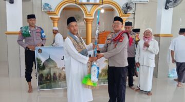 Kapolsek Buay Madang Timur (BMT) Iptu Swisspo, menyerahkan bantuan alat kebersihan secara simbolis kepada pengurus Masjid Nurul Yaqin di Desa Tanjung Mas, Kecamatan Buay Madang Timur, Kabupaten OKU Timur.