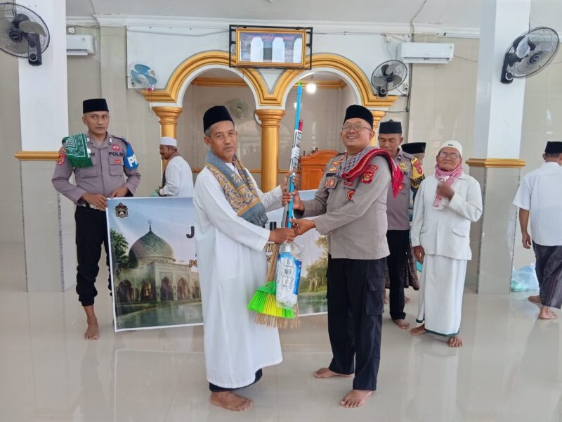 Kapolsek Buay Madang Timur (BMT) Iptu Swisspo, menyerahkan bantuan alat kebersihan secara simbolis kepada pengurus Masjid Nurul Yaqin di Desa Tanjung Mas, Kecamatan Buay Madang Timur, Kabupaten OKU Timur.
