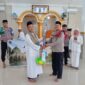Kapolsek Buay Madang Timur (BMT) Iptu Swisspo, menyerahkan bantuan alat kebersihan secara simbolis kepada pengurus Masjid Nurul Yaqin di Desa Tanjung Mas, Kecamatan Buay Madang Timur, Kabupaten OKU Timur.