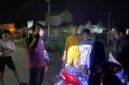 Personel Timsus Macan Putih Polsek Buay Madang Timur memberikan imbauan kamtibmas dan memeriksa kelengkapan kendaraan sejumlah pemuda saat menggelar patroli malam (hunting) di wilayah Kecamatan Buay Madang Timur, Kabupaten OKU Timur.