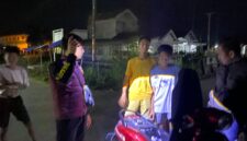 Personel Timsus Macan Putih Polsek Buay Madang Timur memberikan imbauan kamtibmas dan memeriksa kelengkapan kendaraan sejumlah pemuda saat menggelar patroli malam (hunting) di wilayah Kecamatan Buay Madang Timur, Kabupaten OKU Timur.