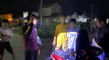 Personel Timsus Macan Putih Polsek Buay Madang Timur memberikan imbauan kamtibmas dan memeriksa kelengkapan kendaraan sejumlah pemuda saat menggelar patroli malam (hunting) di wilayah Kecamatan Buay Madang Timur, Kabupaten OKU Timur.