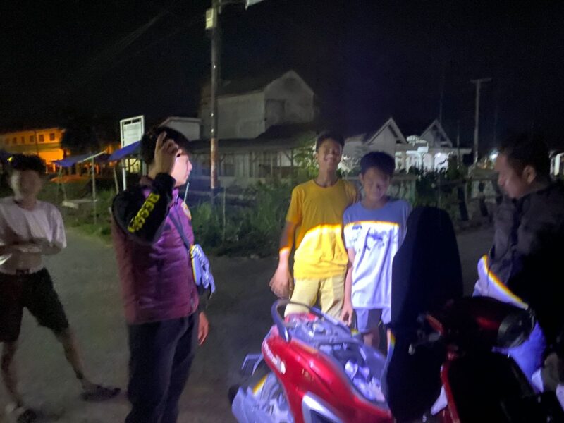 Personel Timsus Macan Putih Polsek Buay Madang Timur memberikan imbauan kamtibmas dan memeriksa kelengkapan kendaraan sejumlah pemuda saat menggelar patroli malam (hunting) di wilayah Kecamatan Buay Madang Timur, Kabupaten OKU Timur.