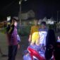 Personel Timsus Macan Putih Polsek Buay Madang Timur memberikan imbauan kamtibmas dan memeriksa kelengkapan kendaraan sejumlah pemuda saat menggelar patroli malam (hunting) di wilayah Kecamatan Buay Madang Timur, Kabupaten OKU Timur.