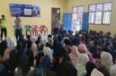 Kapolsek Buay Madang Timur Iptu Swisspo, memberikan arahan saat sosialisasi Penerimaan Siswa Baru (PSB) SMA Kemala Taruna Bhayangkara Tahun Ajaran 2027/2028 di hadapan siswa-siswi SMP Muhammadiyah 2 Desa Karang Tengah, Kecamatan Buay Madang Timur, Kabupaten OKU Timur.