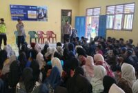 Kapolsek Buay Madang Timur Iptu Swisspo, memberikan arahan saat sosialisasi Penerimaan Siswa Baru (PSB) SMA Kemala Taruna Bhayangkara Tahun Ajaran 2027/2028 di hadapan siswa-siswi SMP Muhammadiyah 2 Desa Karang Tengah, Kecamatan Buay Madang Timur, Kabupaten OKU Timur.