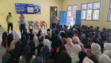 Kapolsek Buay Madang Timur Iptu Swisspo, memberikan arahan saat sosialisasi Penerimaan Siswa Baru (PSB) SMA Kemala Taruna Bhayangkara Tahun Ajaran 2027/2028 di hadapan siswa-siswi SMP Muhammadiyah 2 Desa Karang Tengah, Kecamatan Buay Madang Timur, Kabupaten OKU Timur.