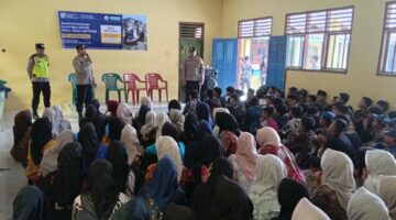 Kapolsek Buay Madang Timur Iptu Swisspo, memberikan arahan saat sosialisasi Penerimaan Siswa Baru (PSB) SMA Kemala Taruna Bhayangkara Tahun Ajaran 2027/2028 di hadapan siswa-siswi SMP Muhammadiyah 2 Desa Karang Tengah, Kecamatan Buay Madang Timur, Kabupaten OKU Timur.
