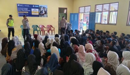 Kapolsek Buay Madang Timur Iptu Swisspo, memberikan arahan saat sosialisasi Penerimaan Siswa Baru (PSB) SMA Kemala Taruna Bhayangkara Tahun Ajaran 2027/2028 di hadapan siswa-siswi SMP Muhammadiyah 2 Desa Karang Tengah, Kecamatan Buay Madang Timur, Kabupaten OKU Timur.