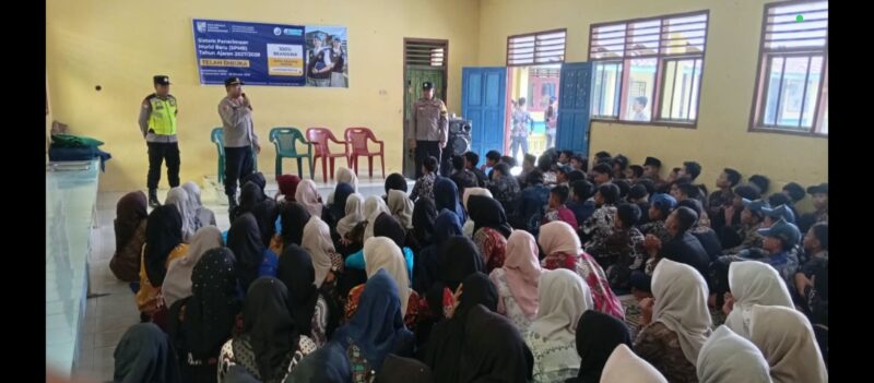 Kapolsek Buay Madang Timur Iptu Swisspo, memberikan arahan saat sosialisasi Penerimaan Siswa Baru (PSB) SMA Kemala Taruna Bhayangkara Tahun Ajaran 2027/2028 di hadapan siswa-siswi SMP Muhammadiyah 2 Desa Karang Tengah, Kecamatan Buay Madang Timur, Kabupaten OKU Timur.