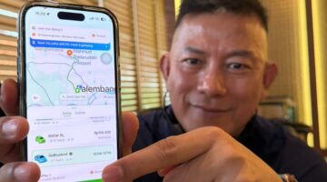Agus Winarto memanfaatkan layanan Bluebird melalui aplikasi untuk menunjang perjalanan menuju bandara. Bagi Agus, layanan yang mudah dipesan, aman dan tepat waktu menjadi pertimbangan utama, terutama saat harus mengejar penerbangan subuh.