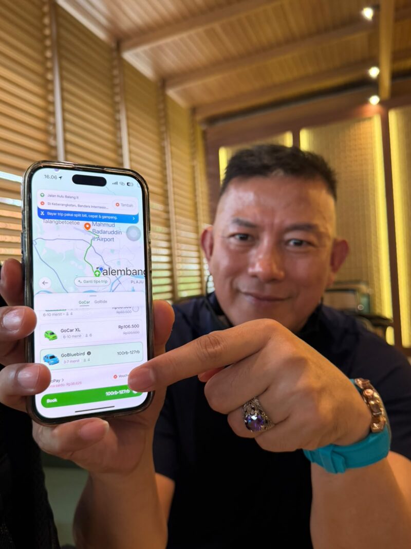 Agus Winarto memanfaatkan layanan Bluebird melalui aplikasi untuk menunjang perjalanan menuju bandara. Bagi Agus, layanan yang mudah dipesan, aman dan tepat waktu menjadi pertimbangan utama, terutama saat harus mengejar penerbangan subuh.